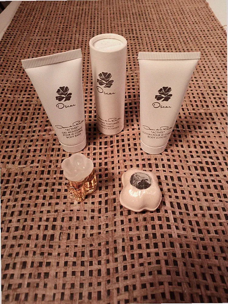 Oscar de la Renta~2 Perfume Dusting Powder-1 Body Bath-1 Body Lotion Lot Of 5