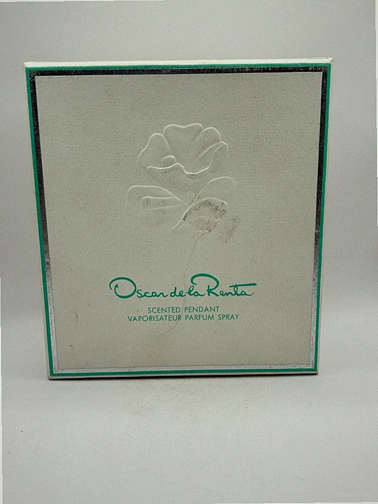 OSCAR DE LA RENTA SCENTED PENDANT & 7.5ML PARFUM SPRAY (5% EVAPORATED WITH BOX)